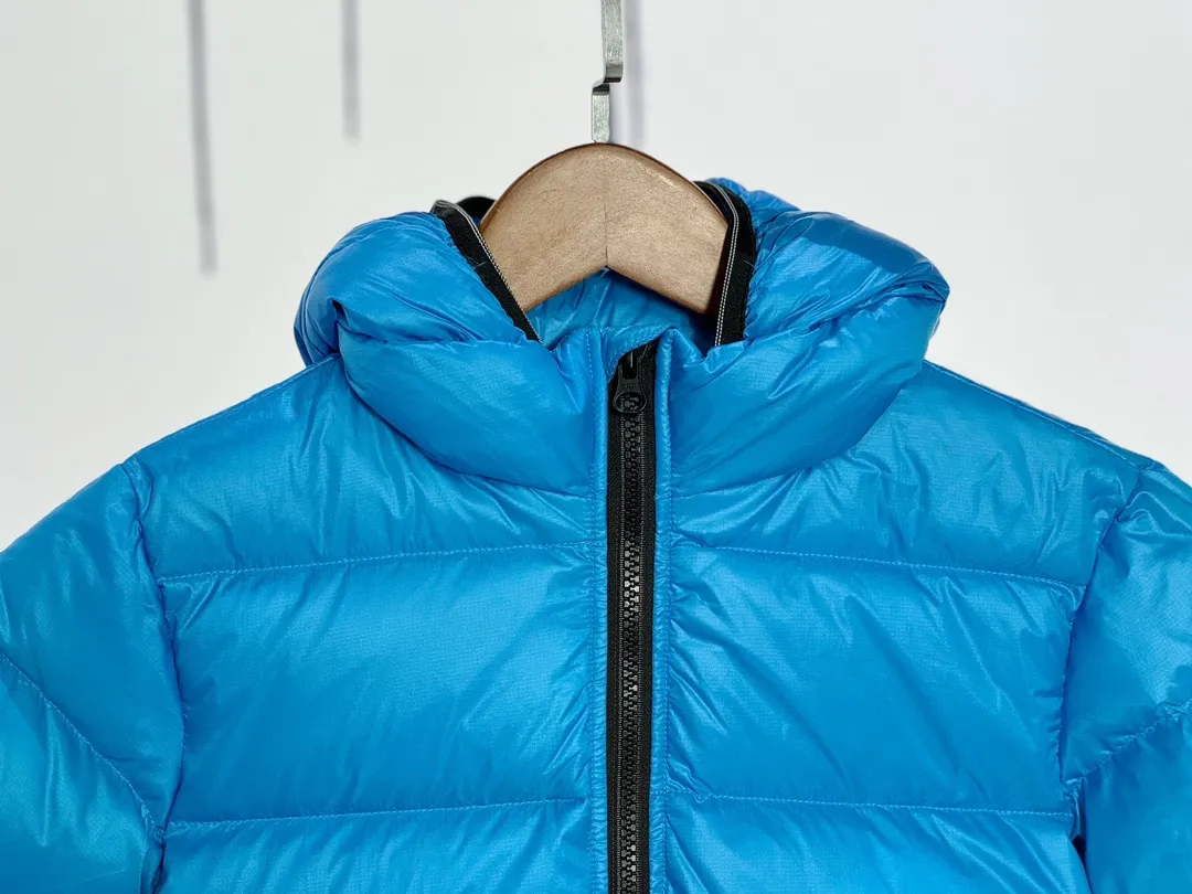 P640 CANADA GOOSE Canada Goose Crofton Children's Down Hoodie Big Goose Down Jacket 5460K Product Features ·This style uses thin channel-filled structural filling: 750-fill duck down, with lightweight fabrics and trims, lightweight and warm, allowing you to move freely ·Decorated with iconic double-stripe reflective details on the back ·Adjustable down hood sewn with reflective trim to enhance warmth and better protect against bad weather ·A weatherproof placket is designed under the two-way zipper to prevent wind and keep warm. The zipper opens from the bottom for increased range of motion and improved breathability. Power Stretch® reflective cuffs are stylish and lightweight, adding wind protection and warmth and making you more visible in low-light environments. Goose I.D. heritage label on the inside. 2 exterior pockets: Hand pockets with zipper closure and tricot fabric at the joints for softness and warmth.